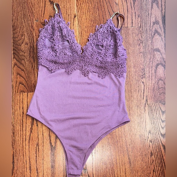 New with Tags Yaya & Co  
Top Lace Bodysuit. Purple 
New with Tags 
Size: US M - Picture 1 of 4